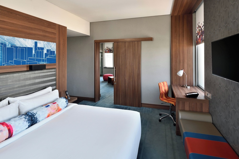Suite, 1 King Bed, City View photo 1
