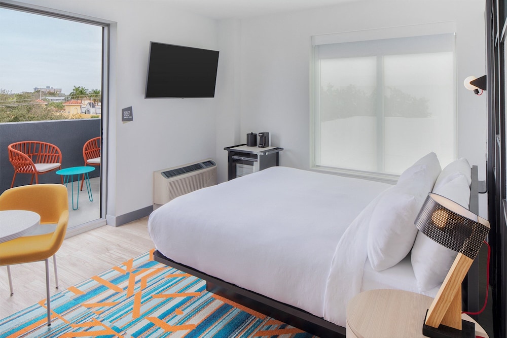 Room, 1 King Bed, Balcony (Mobility Accessible, Tub) - Photo 2