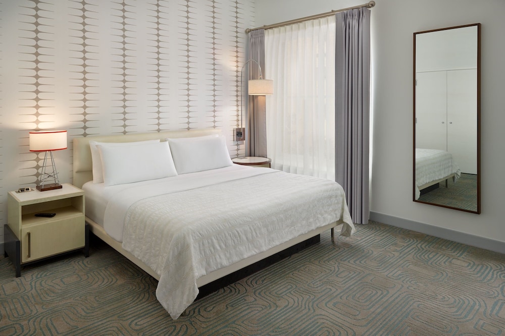 Room, 1 King Bed (Mobility Accessible, Tub) photo 1