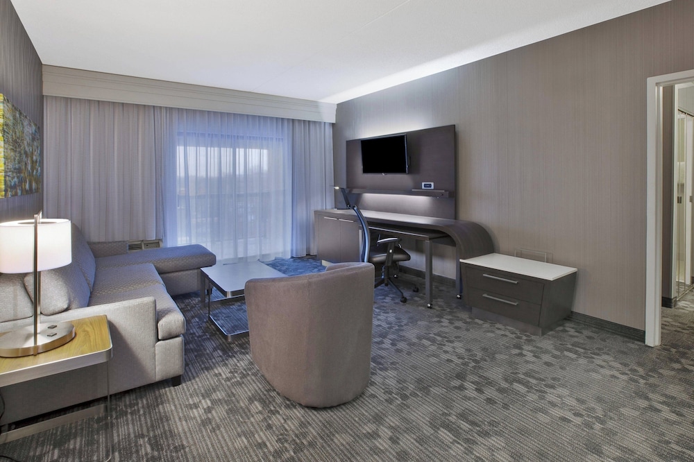 Deluxe Room, 1 King Bed with Sofa bed - Photo 4
