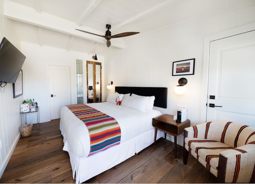 Classic Room, 1 King Bed photo 1