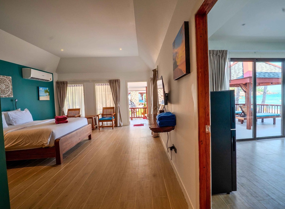 Beachfront Suite - Photo 7
