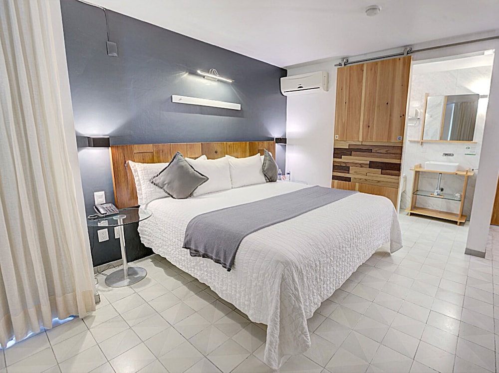 Deluxe Room, 1 King Bed, Balcony photo 3