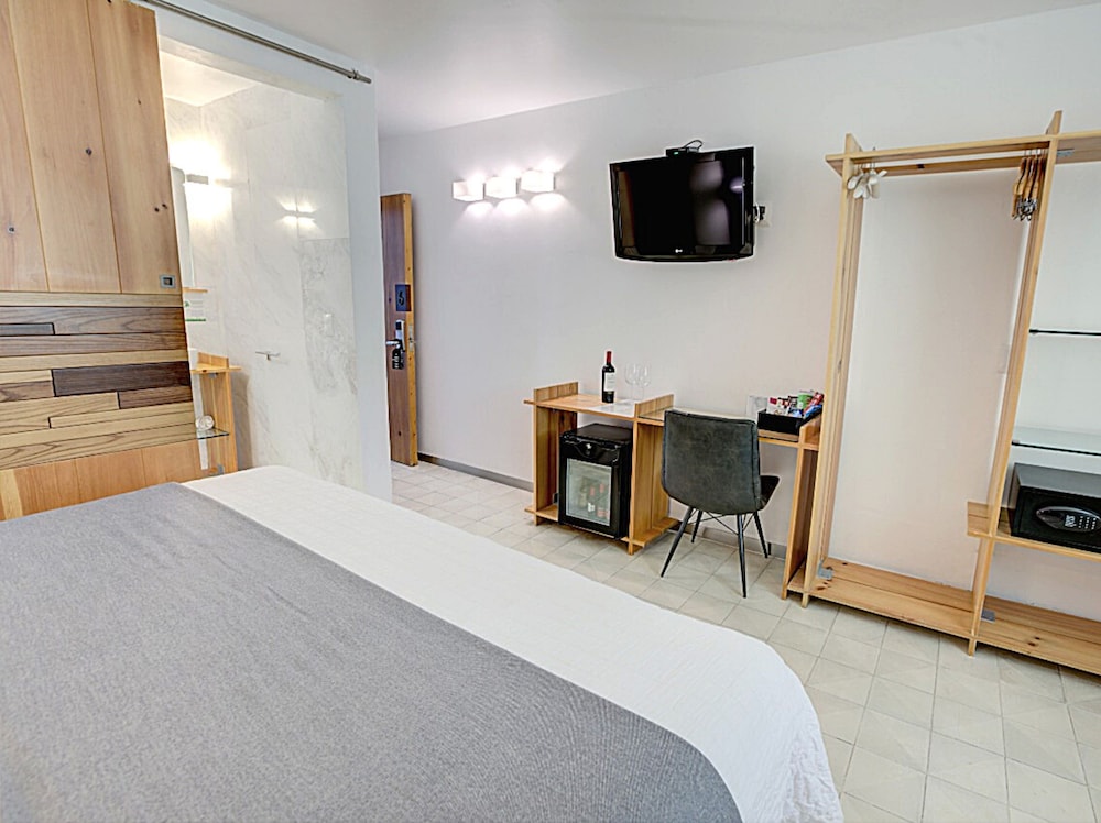 Deluxe Room, 1 King Bed, Balcony photo 2