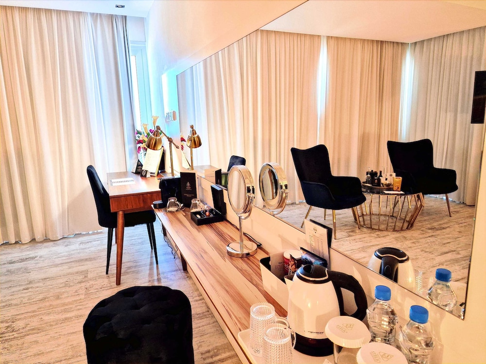 Junior Suite, 1 King Bed, Balcony, Sea View (Executive) photo 3