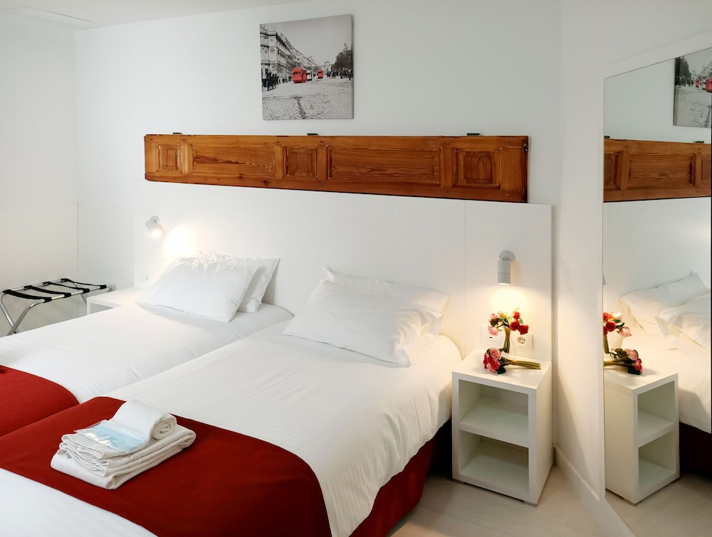 Premium Twin Room, Ensuite photo 3