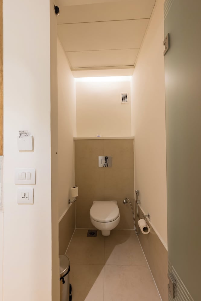 Standard Room, 1 Queen Bed (Top Floor) photo 2