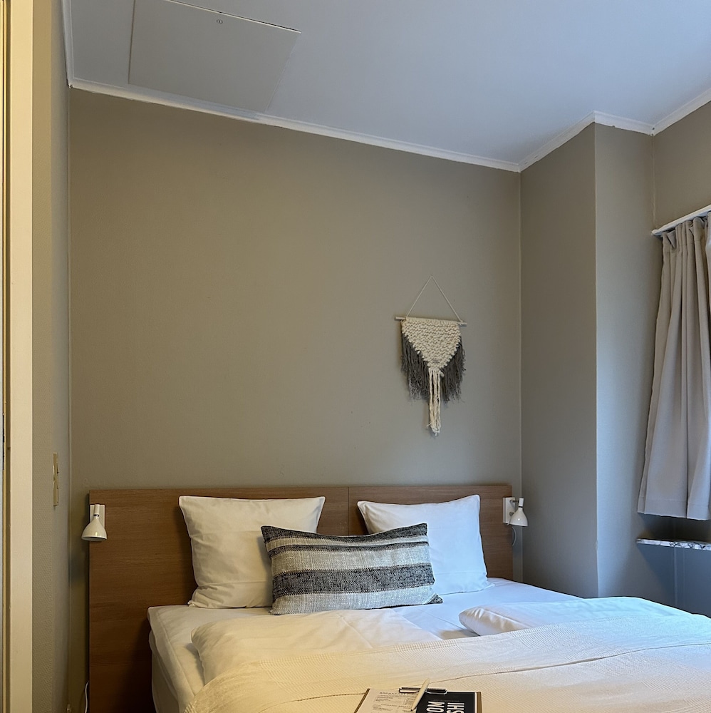 Standard Double Room, 1 Queen Bed, Non Smoking, Courtyard View (Medium) thumbnail 6