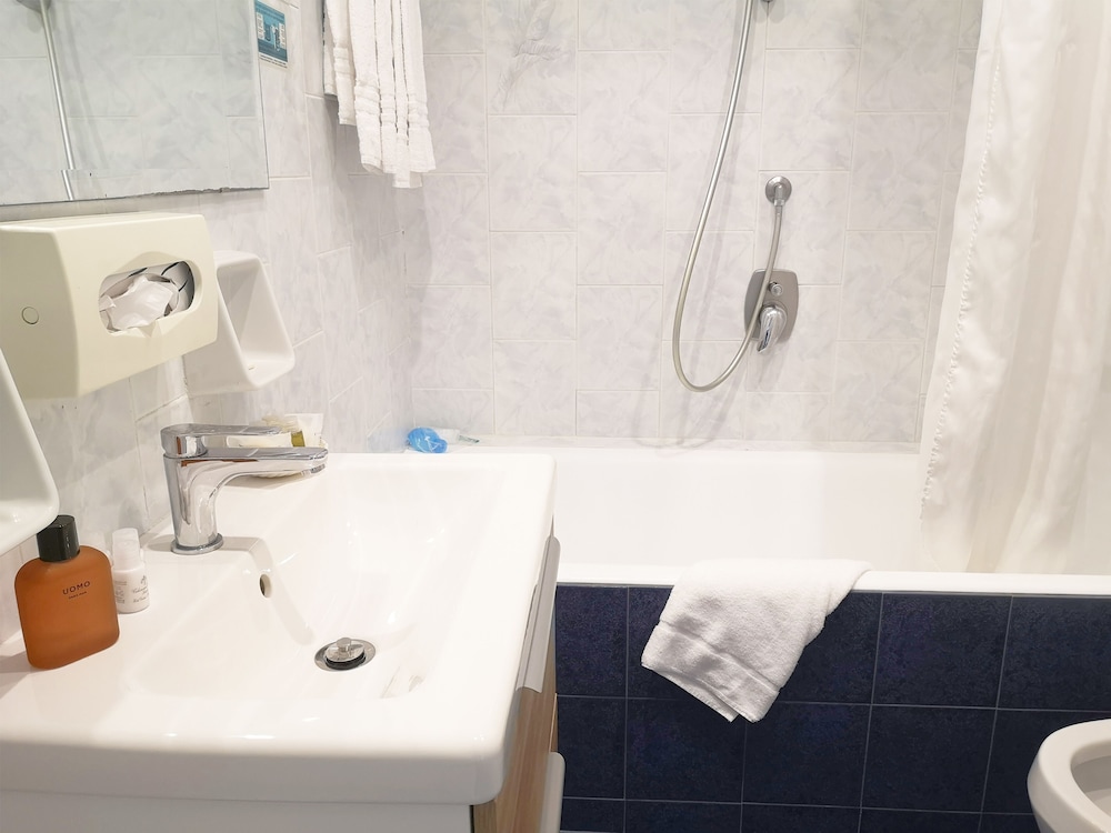 Classic Double Room - Photo 9