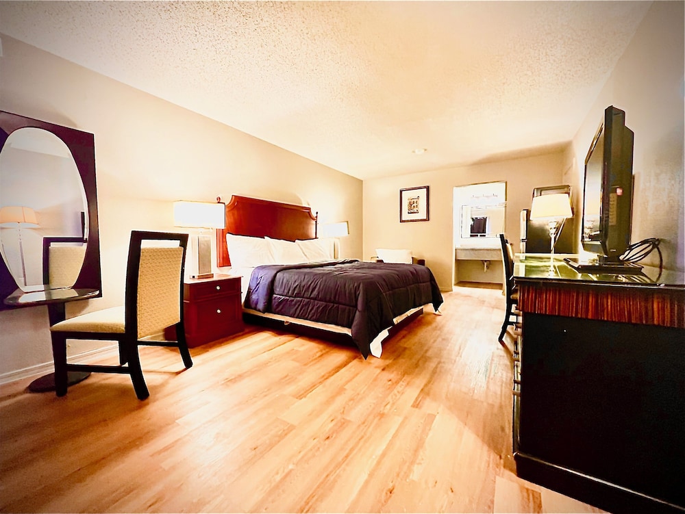 Economy Room, 1 King Bed, Non Smoking