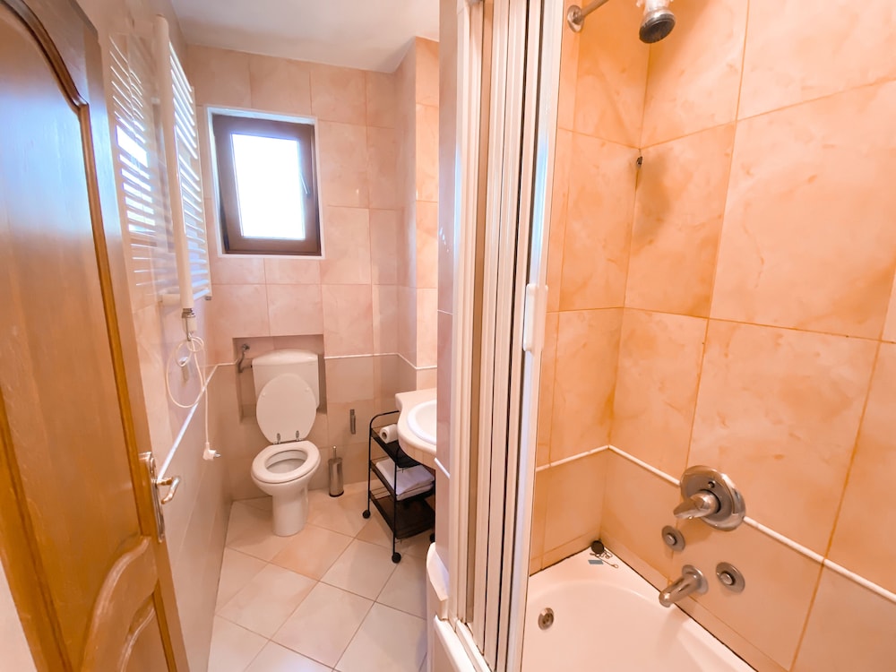 One Bedroom Quadruple Suite, 2 Bathrooms photo 2