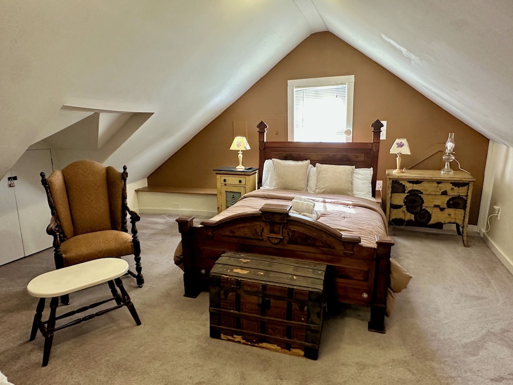 Economy Room, 1 Queen Bed with Sofa bed, Non Smoking