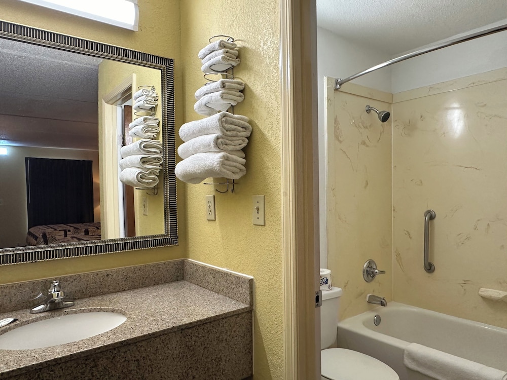 Room, 2 Queen Beds, Non Smoking, Refrigerator & Microwave photo 2