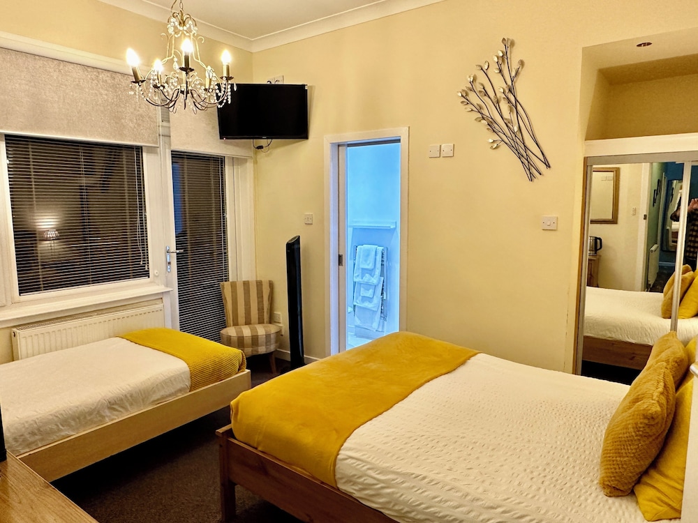 Small Family Room, Ensuite, Balcony (Room 5) photo 1