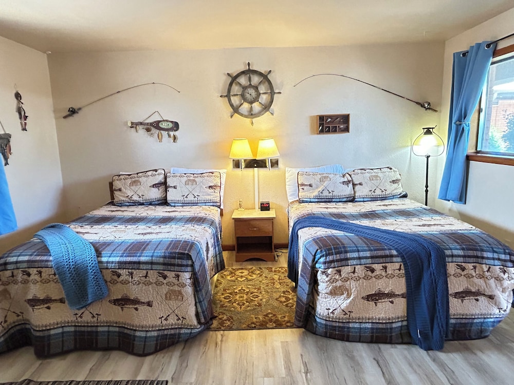 Suite #4, Deluxe Studio Suite, 2 Queen Beds, Kitchenette, Ground Floor photo 1