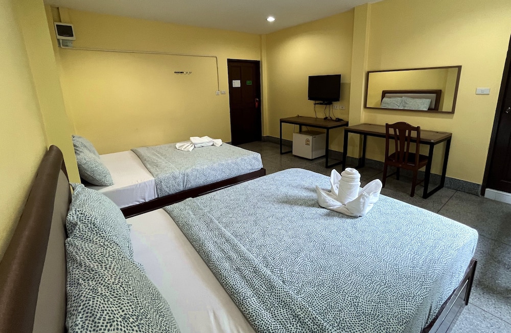 Family Quadruple Room, 2 Queen Beds, Non Smoking