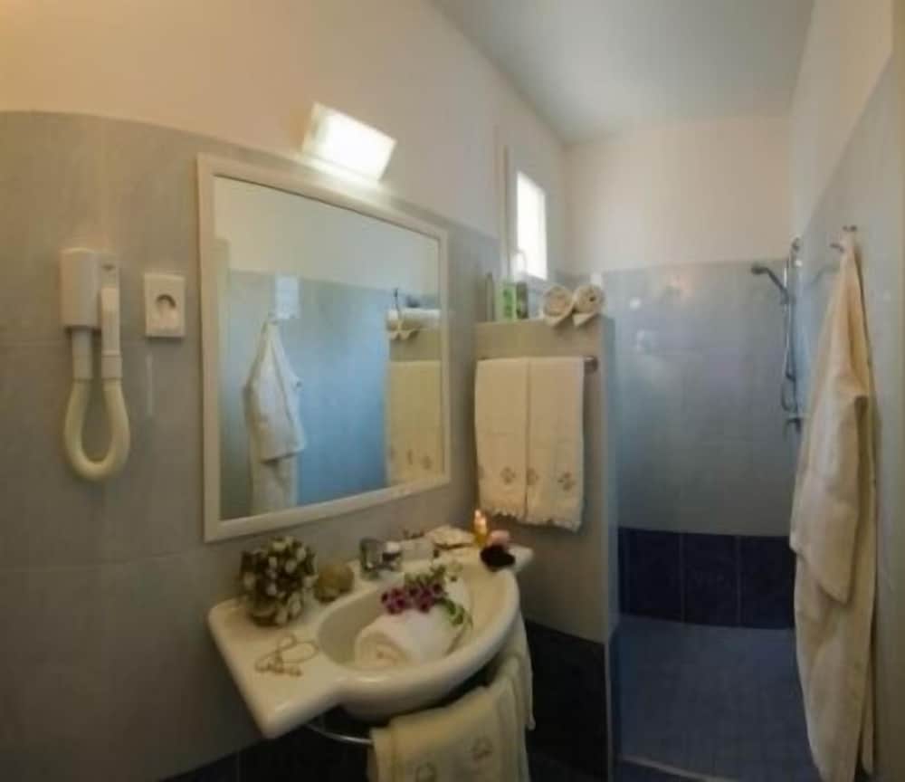 Quadruple Room - Photo 2