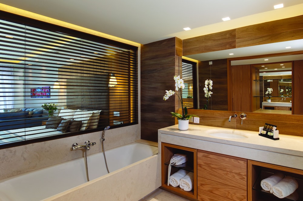 Junior Suite Beach Front Swim up Sea View - Photo 5