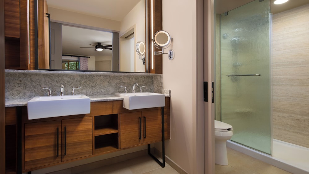 Village - King Bed. Hearing accessible - visual alarms and notifications. 1 king bed. - Photo 3