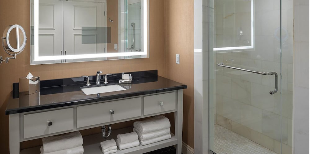 Deluxe Room, 2 Double Beds, Accessible (Hearing Accessible) photo 2