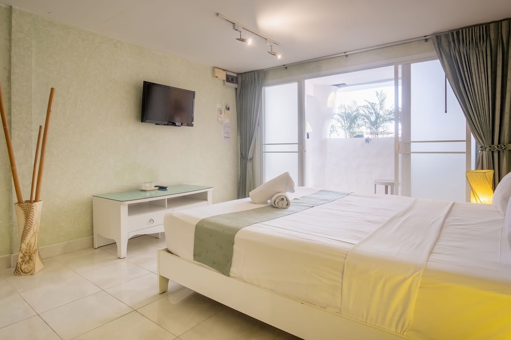 Deluxe Double Room, Pool View - Photo 8