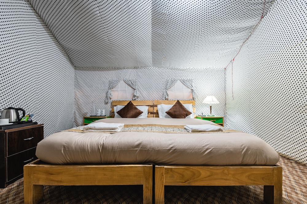 Deluxe Room - Photo 12