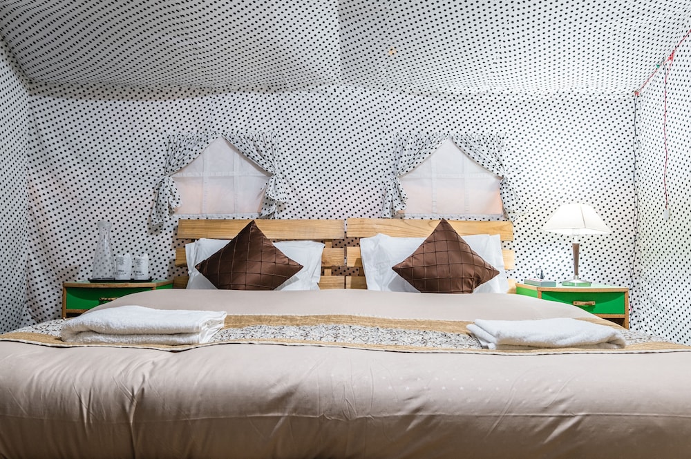 Deluxe Room - Photo 13