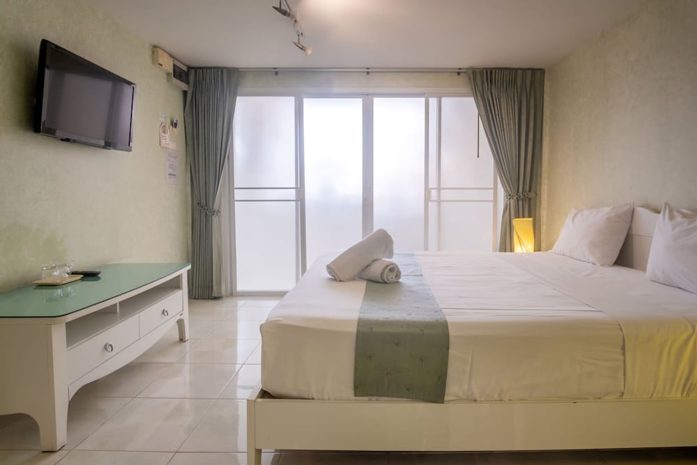 Deluxe Double Room, Pool View - Photo 5