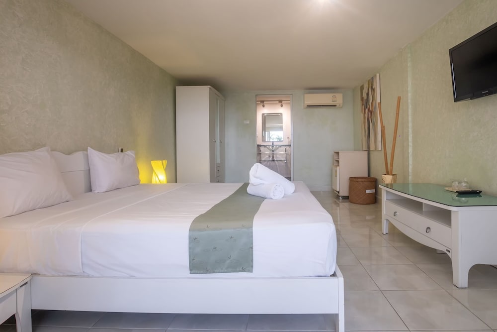 Deluxe Double Room, Pool View - Photo 9