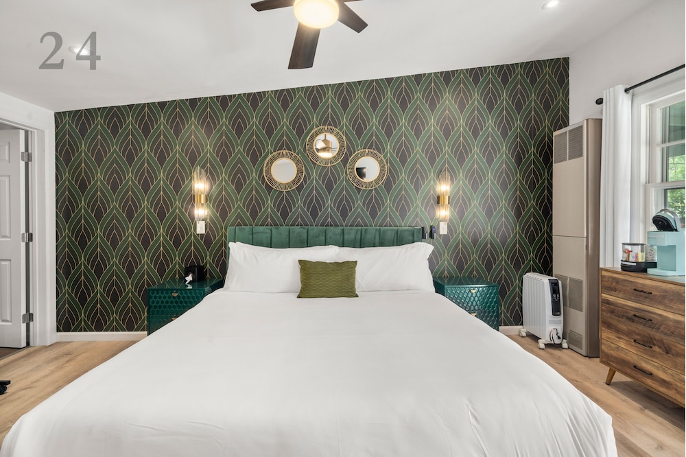 Deluxe Room, 1 King Bed photo 1