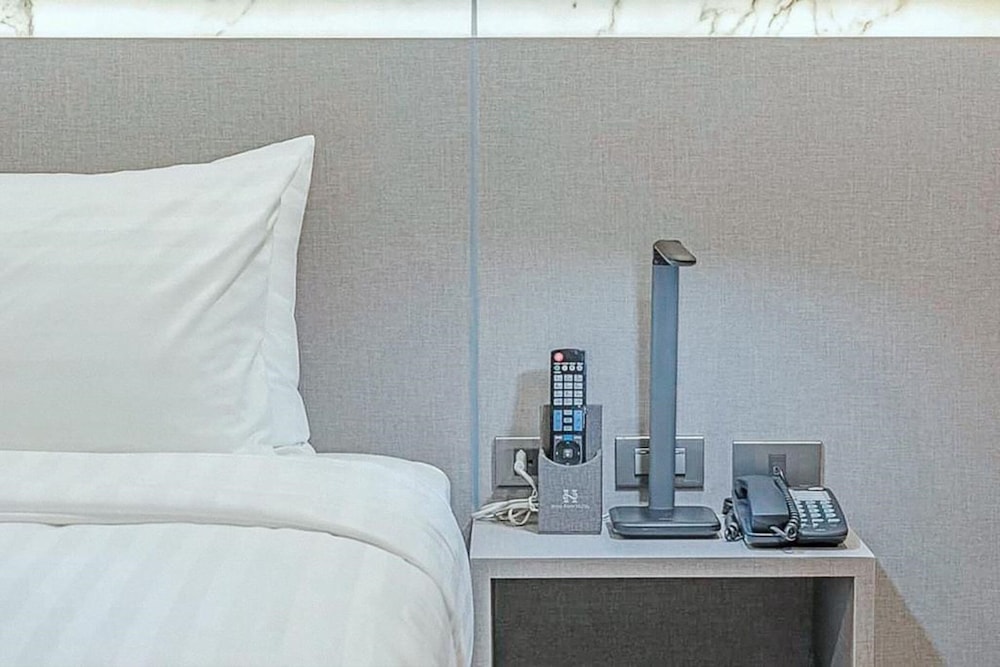 Standard Room, 1 King Bed photo 2