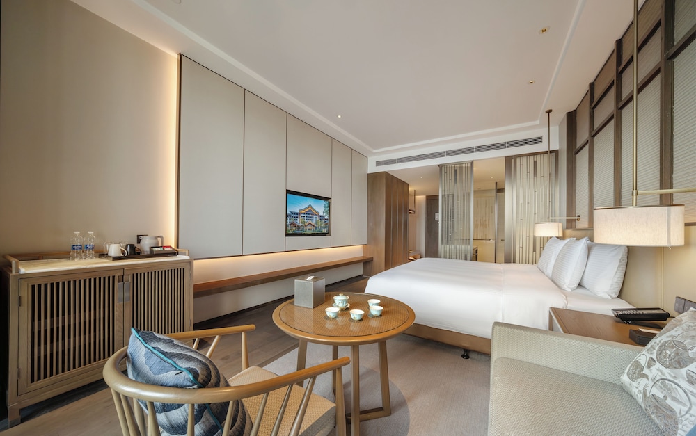 Deluxe Lake View King Room