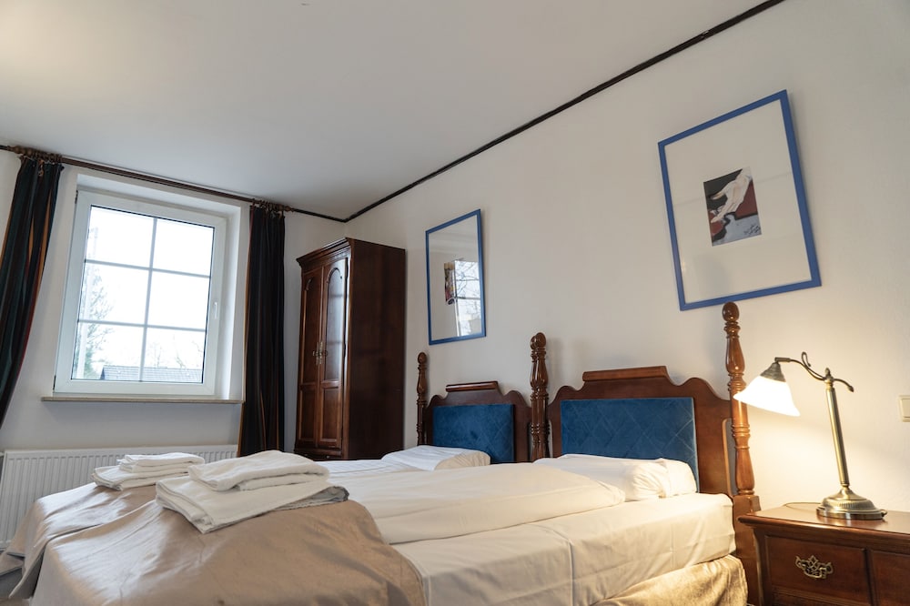 Single Room, Private Bathroom