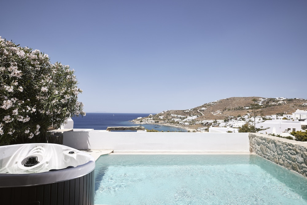 Honeymoon Suite with Private Pool and  Outdoor Heated Whirlpool photo 2