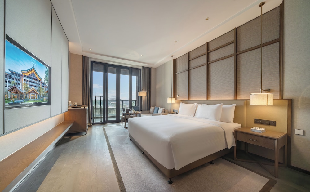 Deluxe Garden View King Room