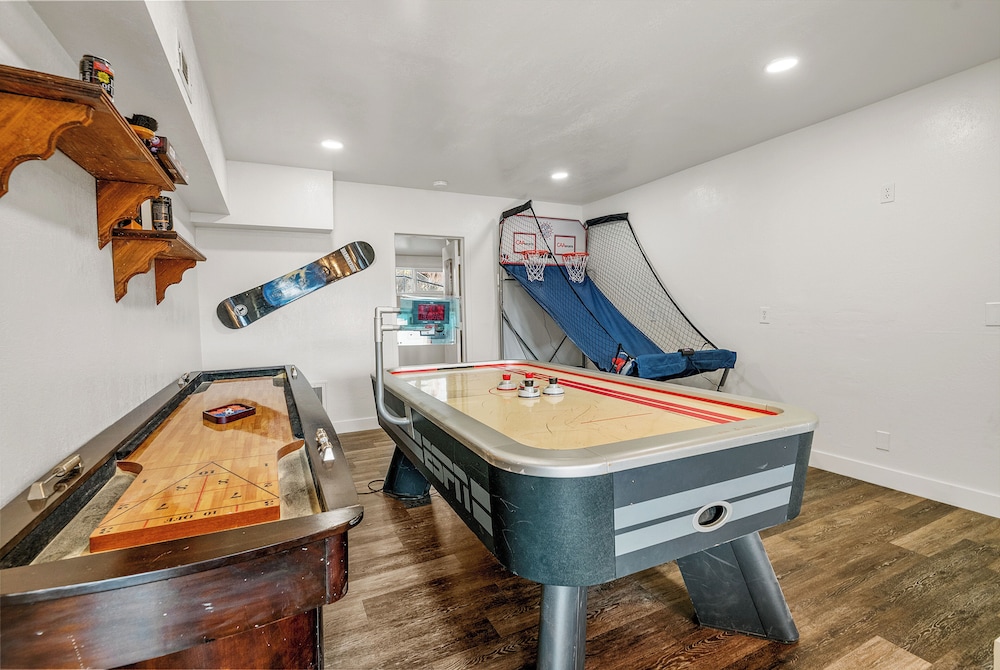 House, Multiple Beds, Hot Tub, Mountain View photo 2