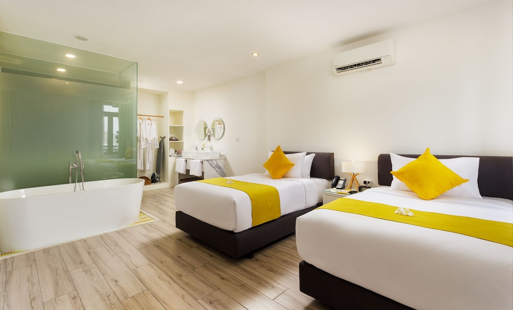 Modern Chic Suite Twin With Balcony