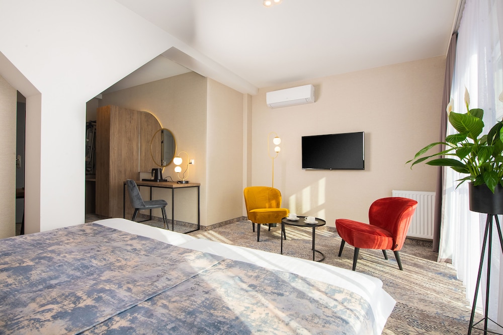Standard Double or Twin Room - Photo 11