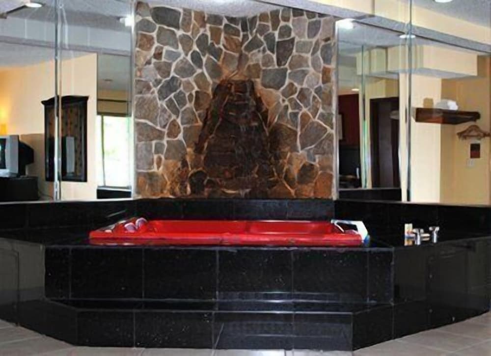 Standard Room, 1 King Bed, Smoking, Jetted Tub - Photo 9