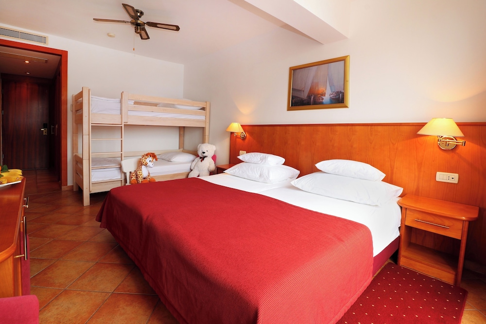 Premium Club Minifamily room, Partial Sea View 2+2 - Photo 2