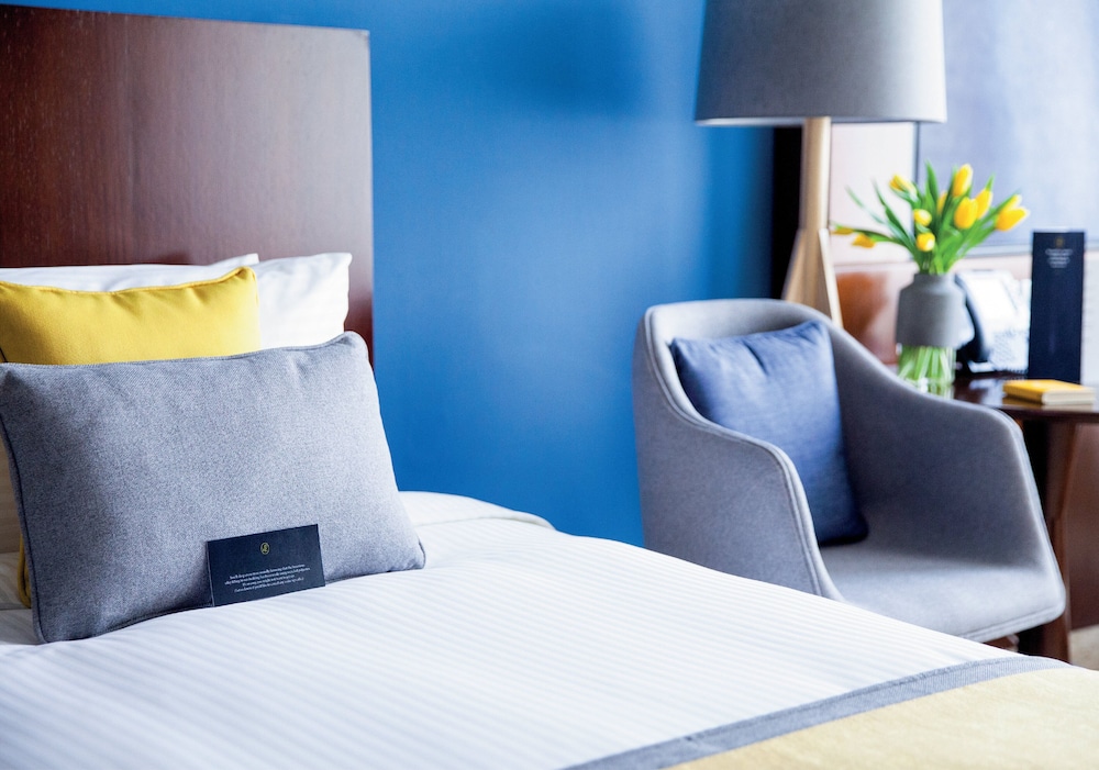 Club Room, 1 King Bed, City View thumbnail 6