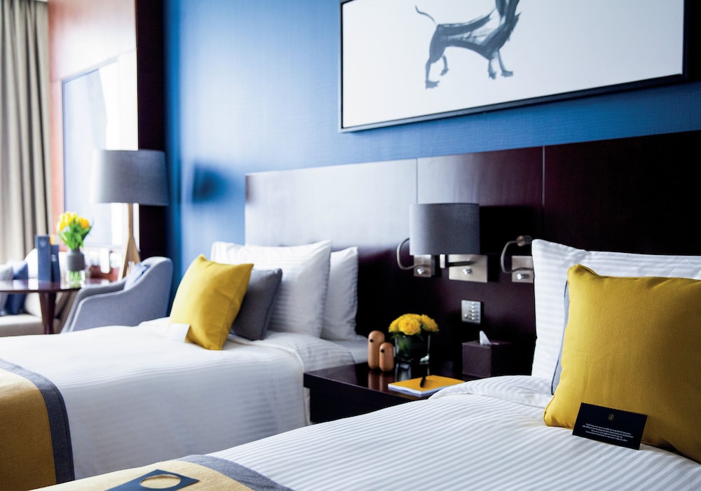 Club Room, 2 Twin Beds, City View