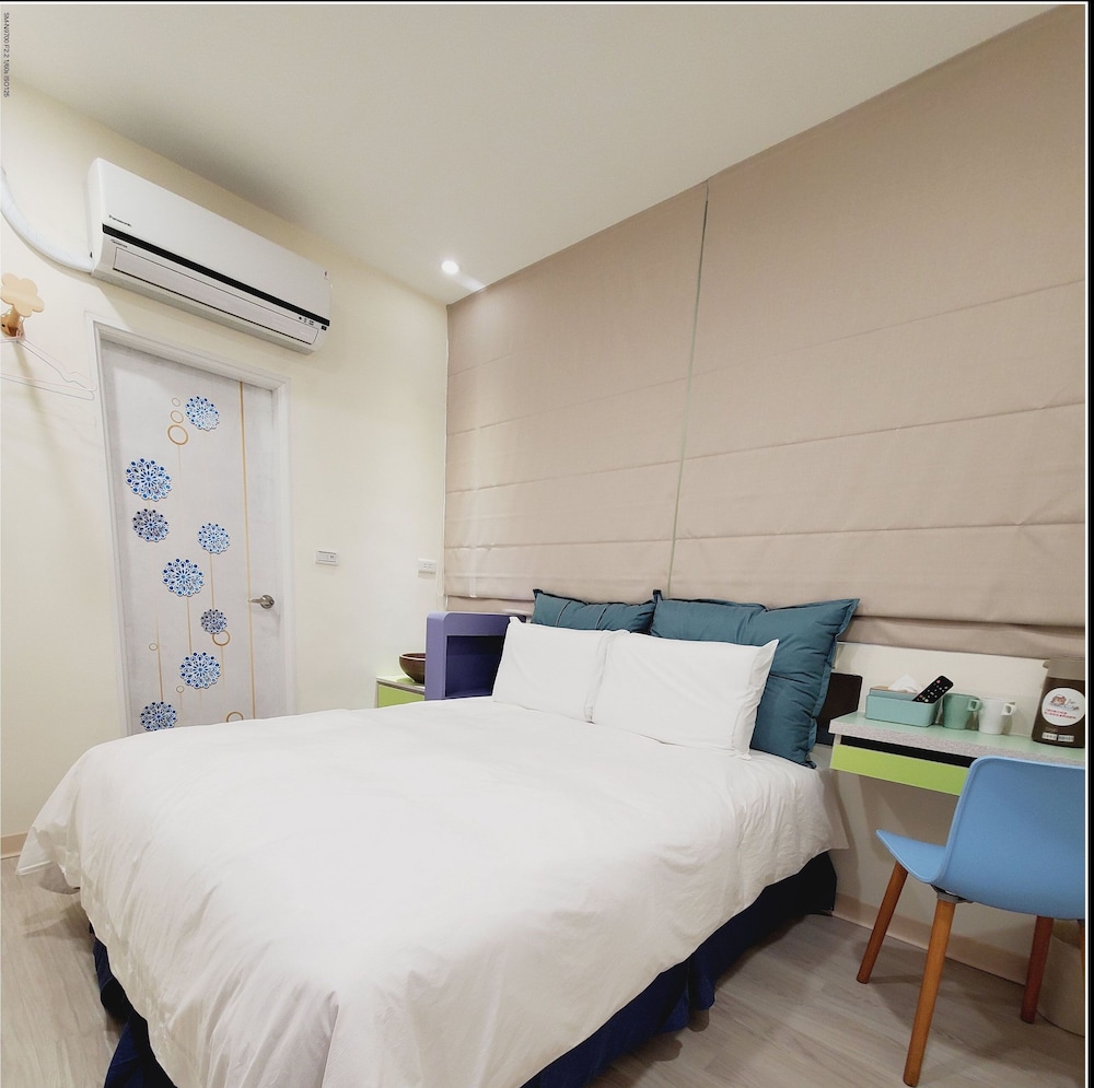 Economy Double Room, 1 Double Bed, Non Smoking, Bathtub - Photo 6