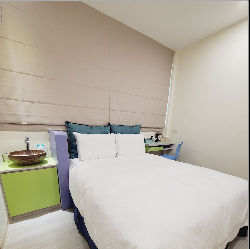 Economy Double Room, 1 Double Bed, Non Smoking, Bathtub - Photo 4