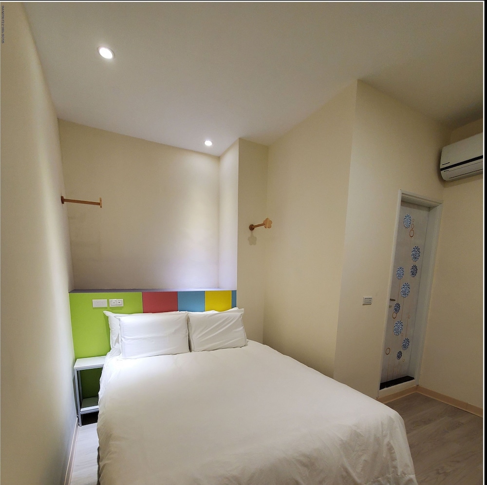 Economy Double Room, 1 Double Bed, Non Smoking, Bathtub - Photo 1