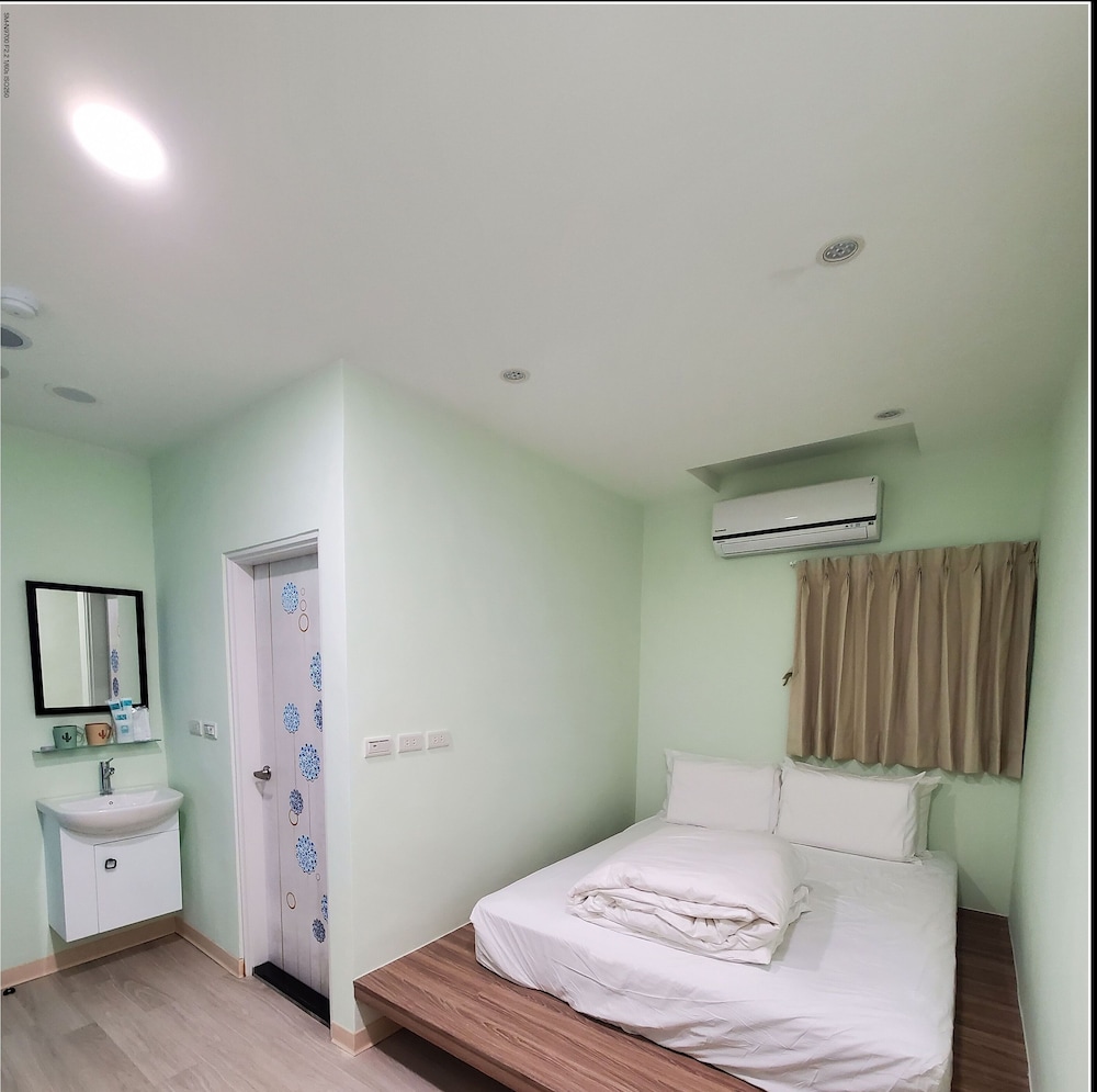 Standard Double Room, 1 Double Bed, Non Smoking, Bathtub - Photo 5