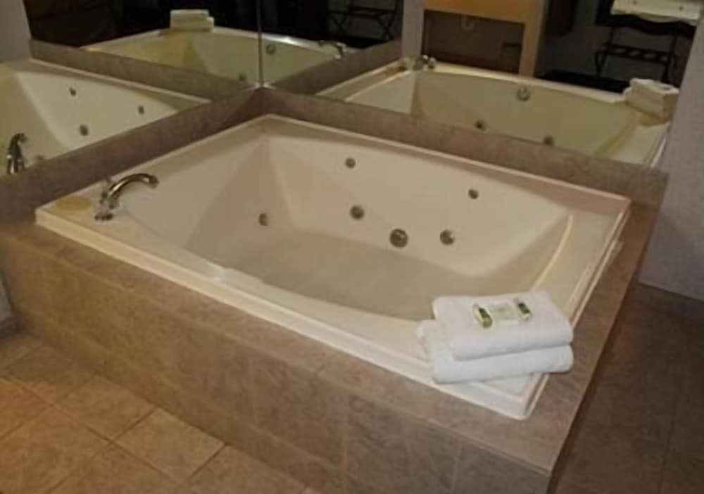 Deluxe Suite, 2 Bedrooms, Jetted Tub photo 1
