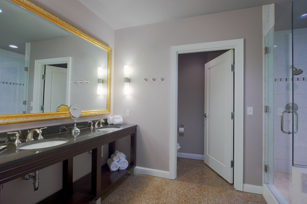 Standard Room thumbnail 6