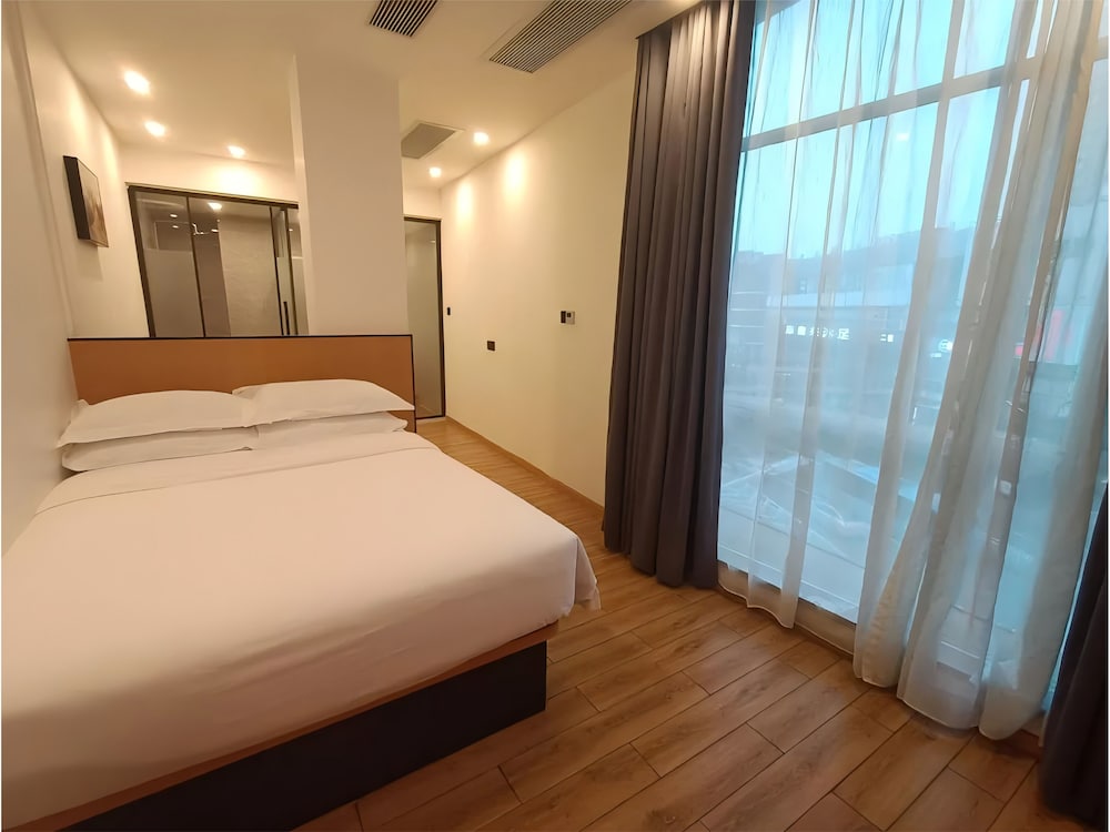 Signature Single Room, City View