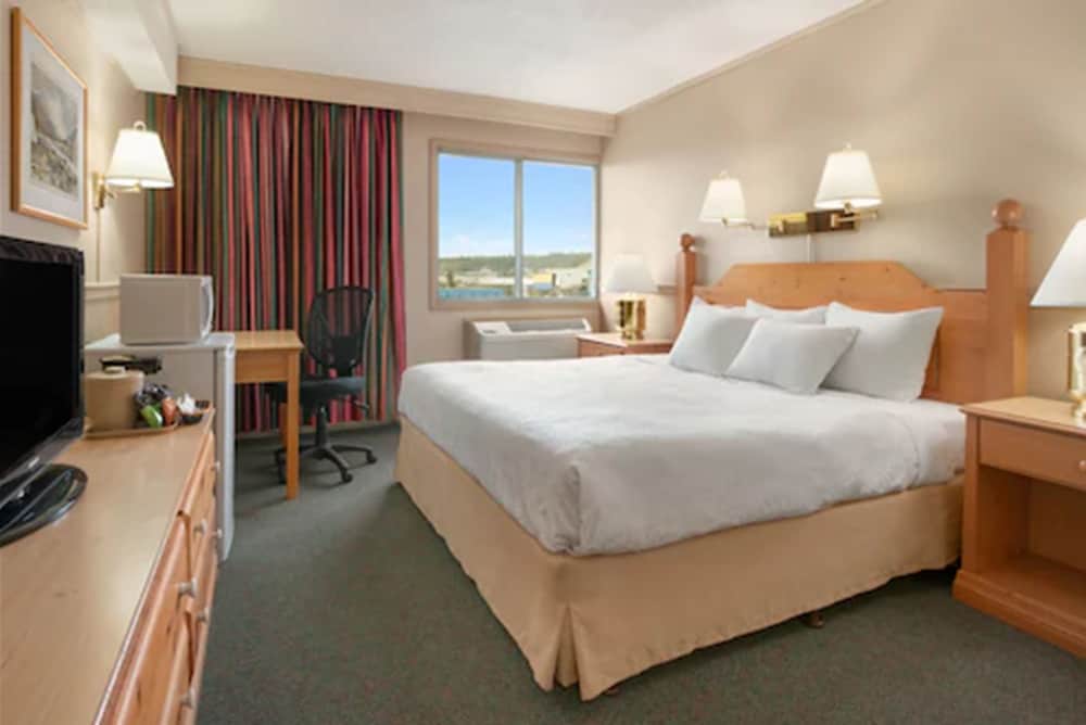 Standard Suite, 1 King Bed, Non Smoking - Photo 3